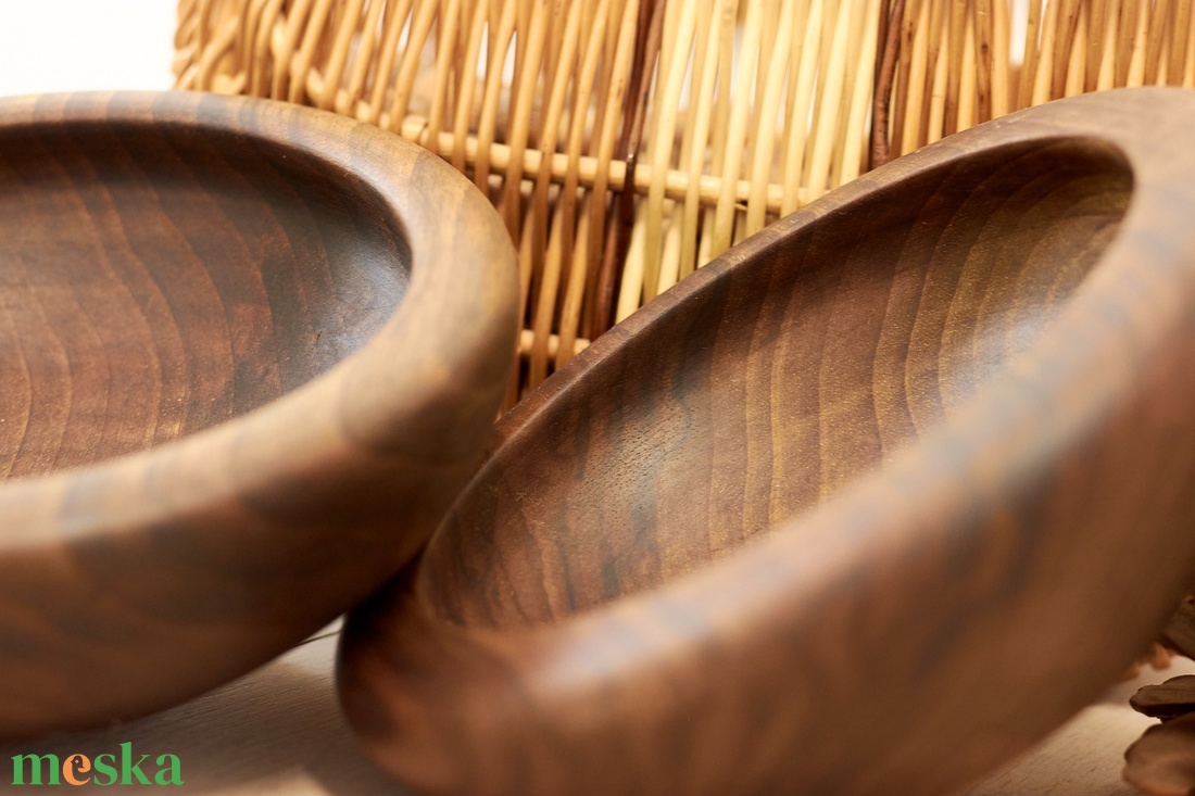 Esztergált dió fa tál - otthon & életmód - dekoráció - asztal és polc dekoráció - dekorációs tál, tartó - Meska.hu