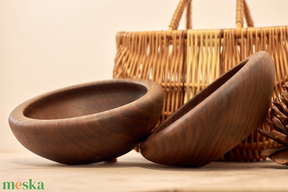 Esztergált dió fa tál - otthon & életmód - dekoráció - asztal és polc dekoráció - dekorációs tál, tartó - Meska.hu