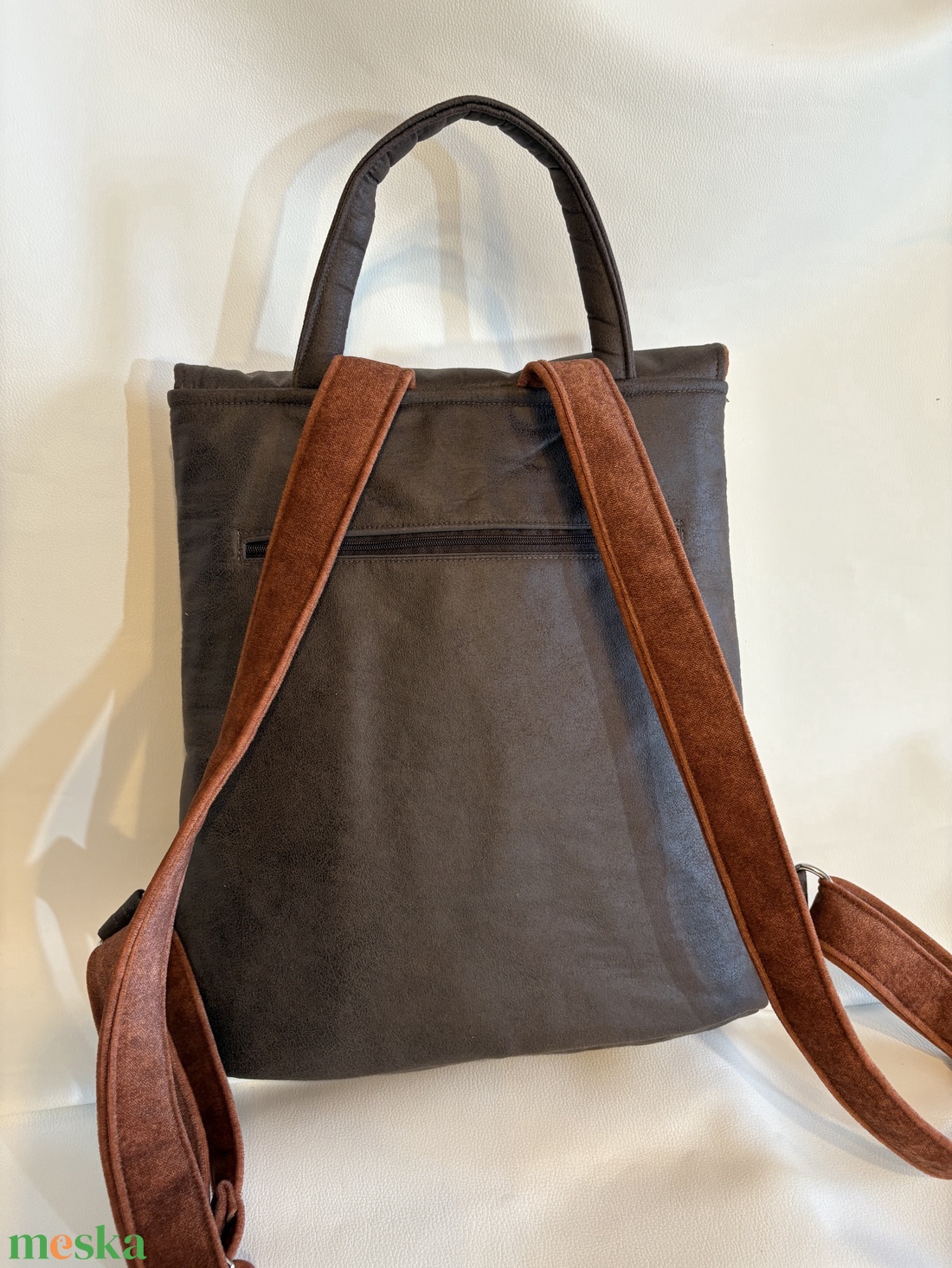 Barna hátitáska egyedi mintával - táska & tok - hátizsák - hátizsák - Meska.hu