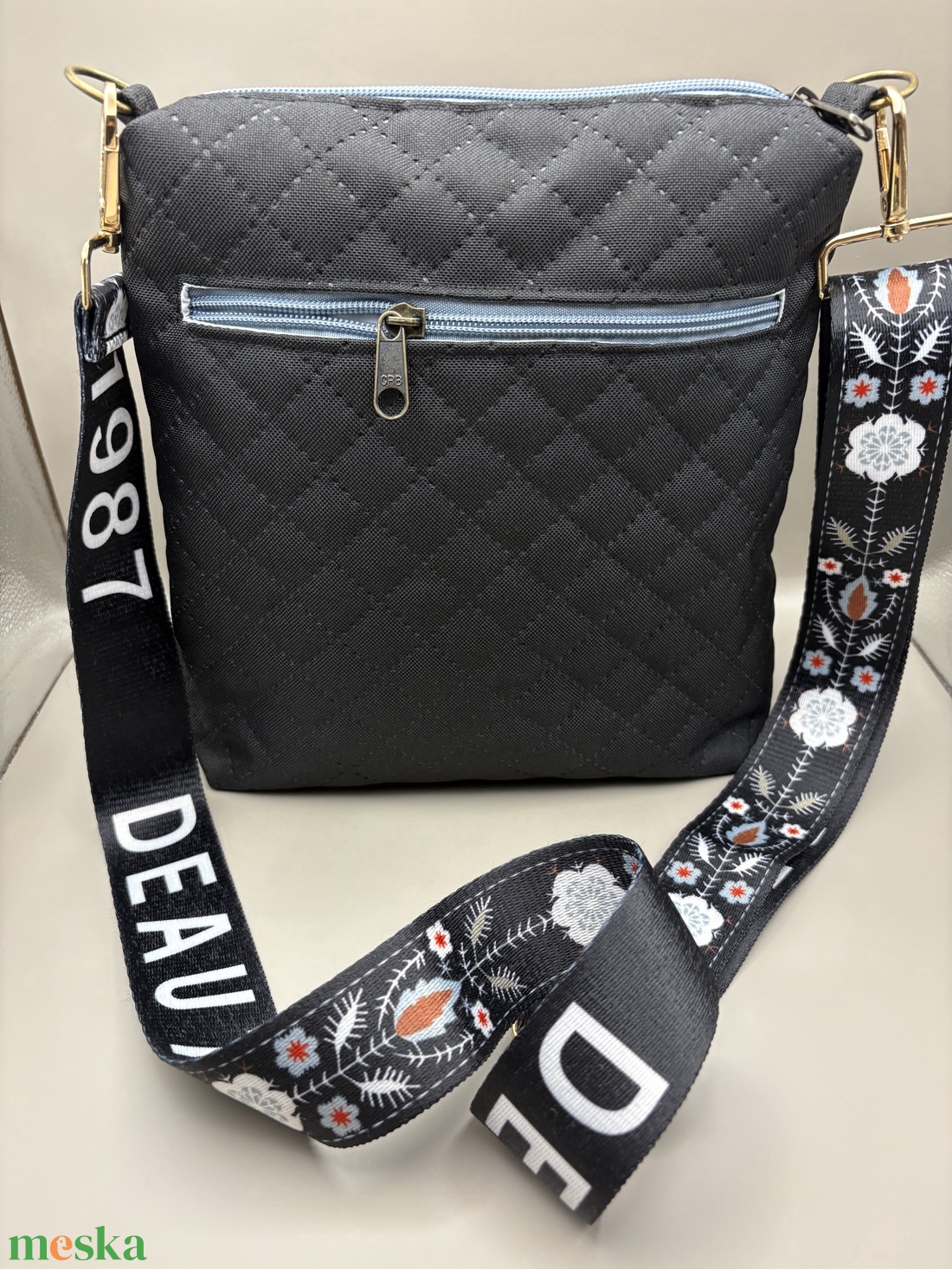 Fekete oldaltáska virágos pánttal - táska & tok - kézitáska & válltáska - kézitáska - Meska.hu