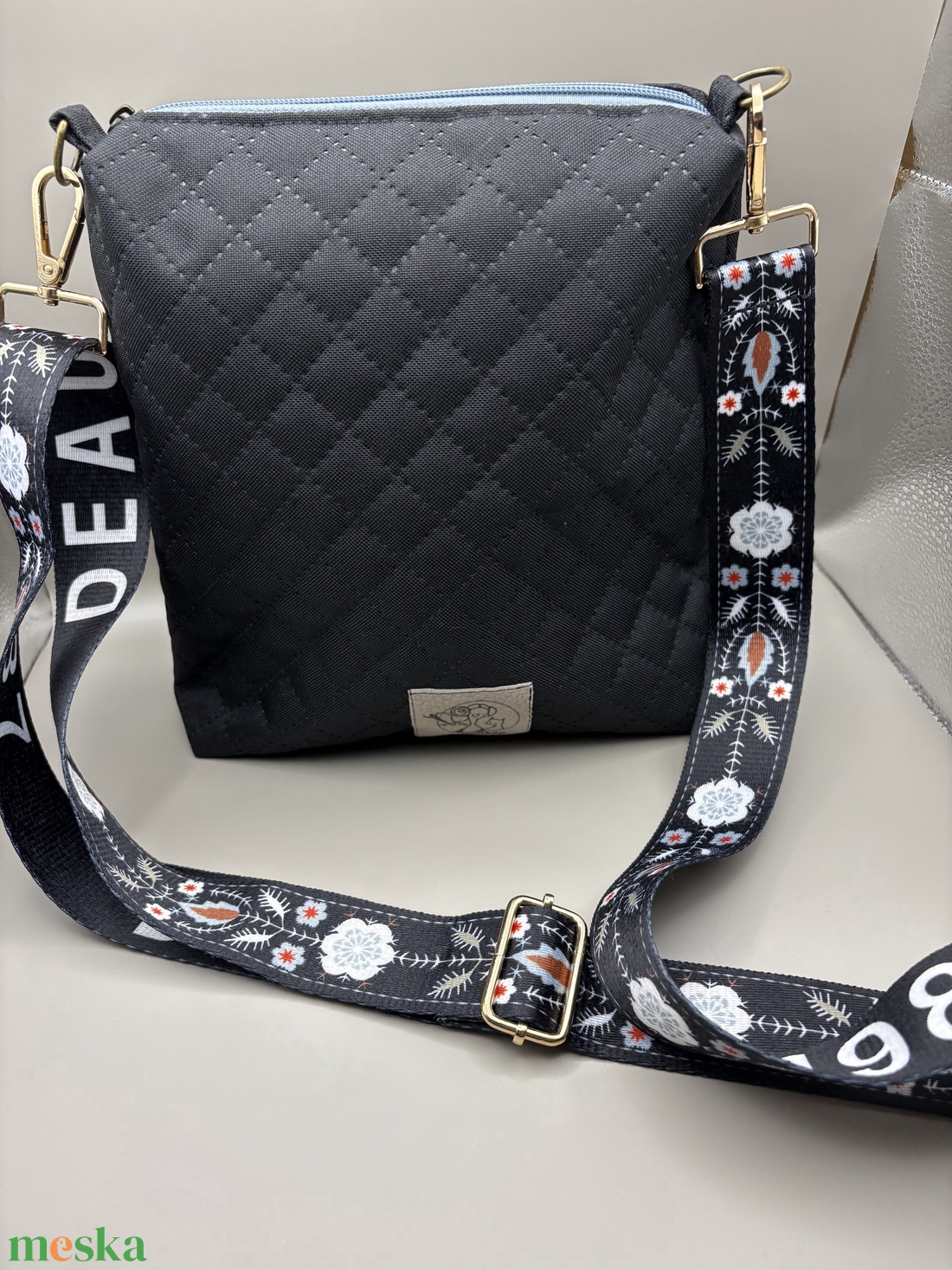 Fekete oldaltáska virágos pánttal - táska & tok - kézitáska & válltáska - kézitáska - Meska.hu