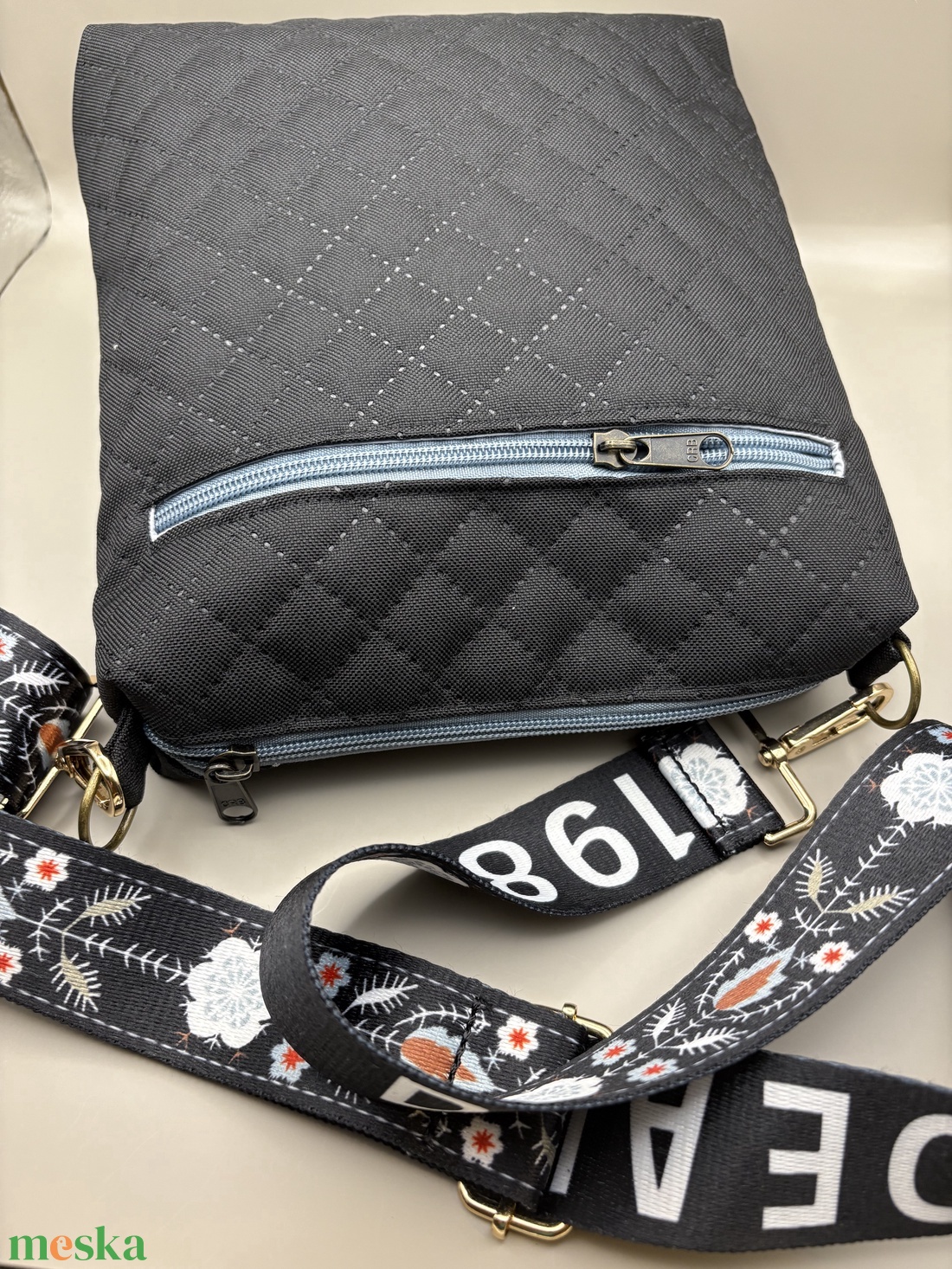 Fekete oldaltáska virágos pánttal - táska & tok - kézitáska & válltáska - kézitáska - Meska.hu