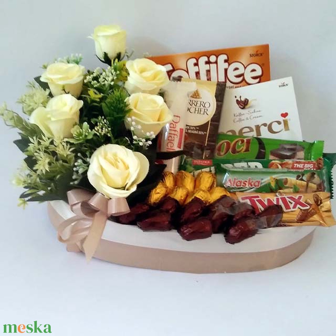 Ajándék csomag virág díszítéssel - élelmiszer - édesség - Meska.hu