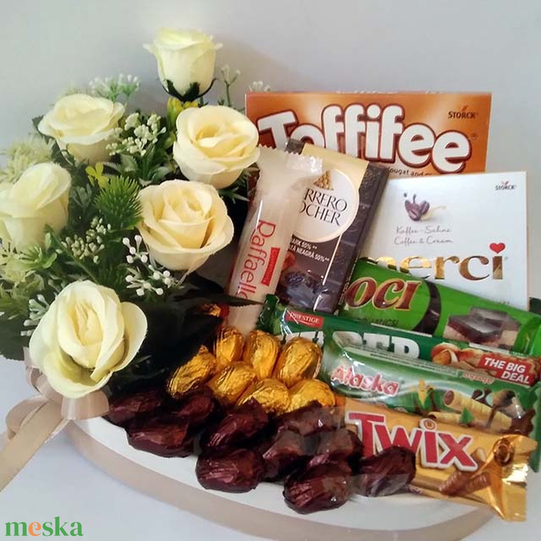 Ajándék csomag virág díszítéssel - élelmiszer - édesség - Meska.hu