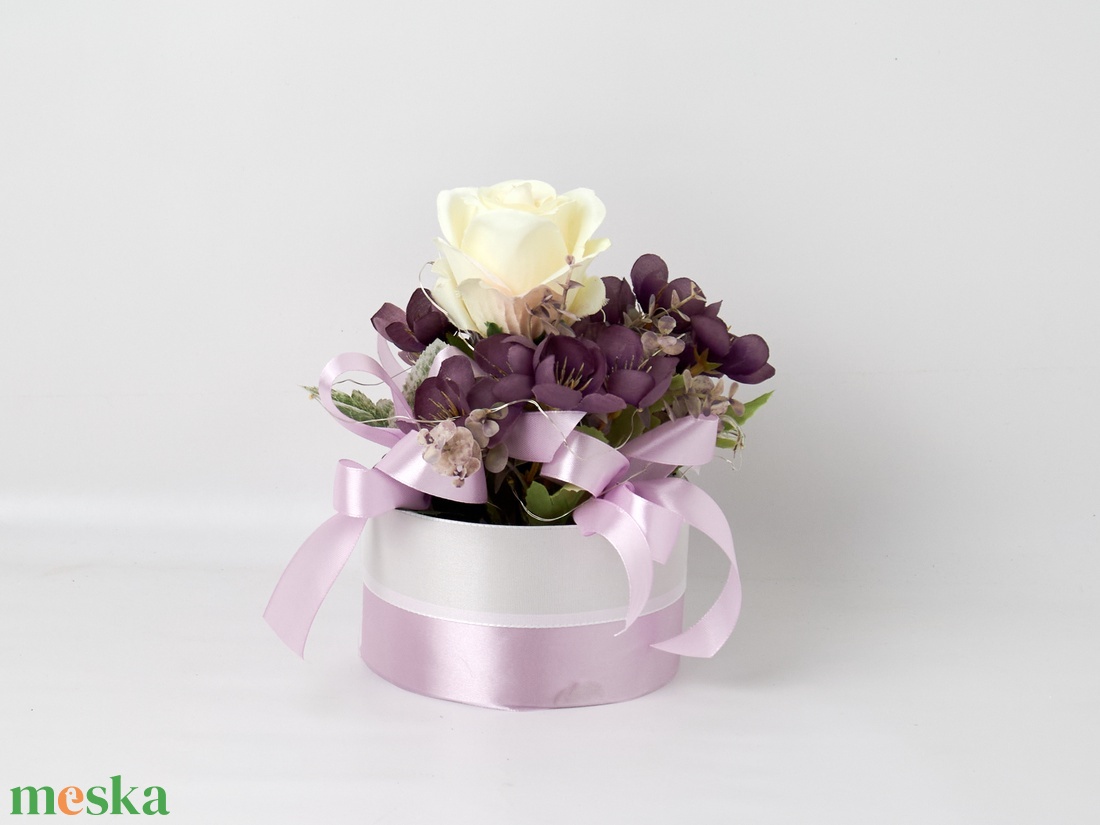 Virágbox lila díszítéssel - otthon & életmód - dekoráció - asztal és polc dekoráció - asztaldísz - Meska.hu Virágbox lila díszítéssel - otthon & életmód - dekoráció - asztal és polc dekoráció - asztaldísz - Meska.hu