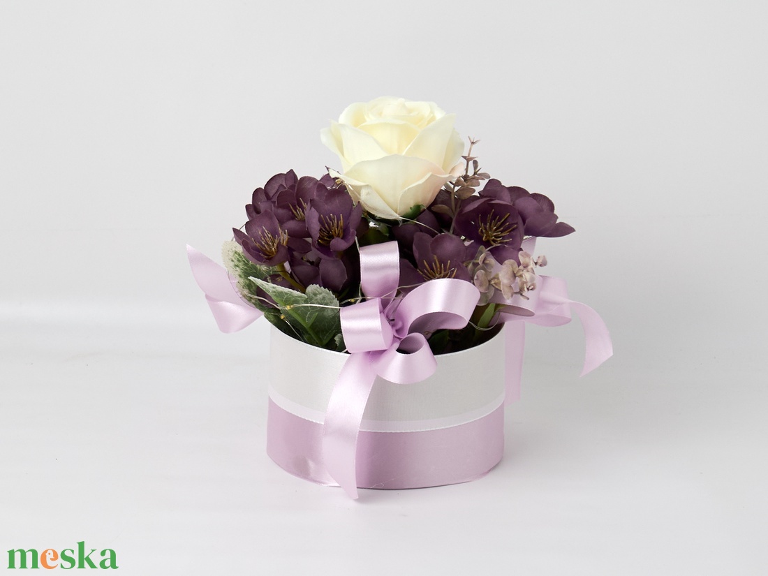 Virágbox lila díszítéssel - otthon & életmód - dekoráció - asztal és polc dekoráció - asztaldísz - Meska.hu Virágbox lila díszítéssel - otthon & életmód - dekoráció - asztal és polc dekoráció - asztaldísz - Meska.hu
