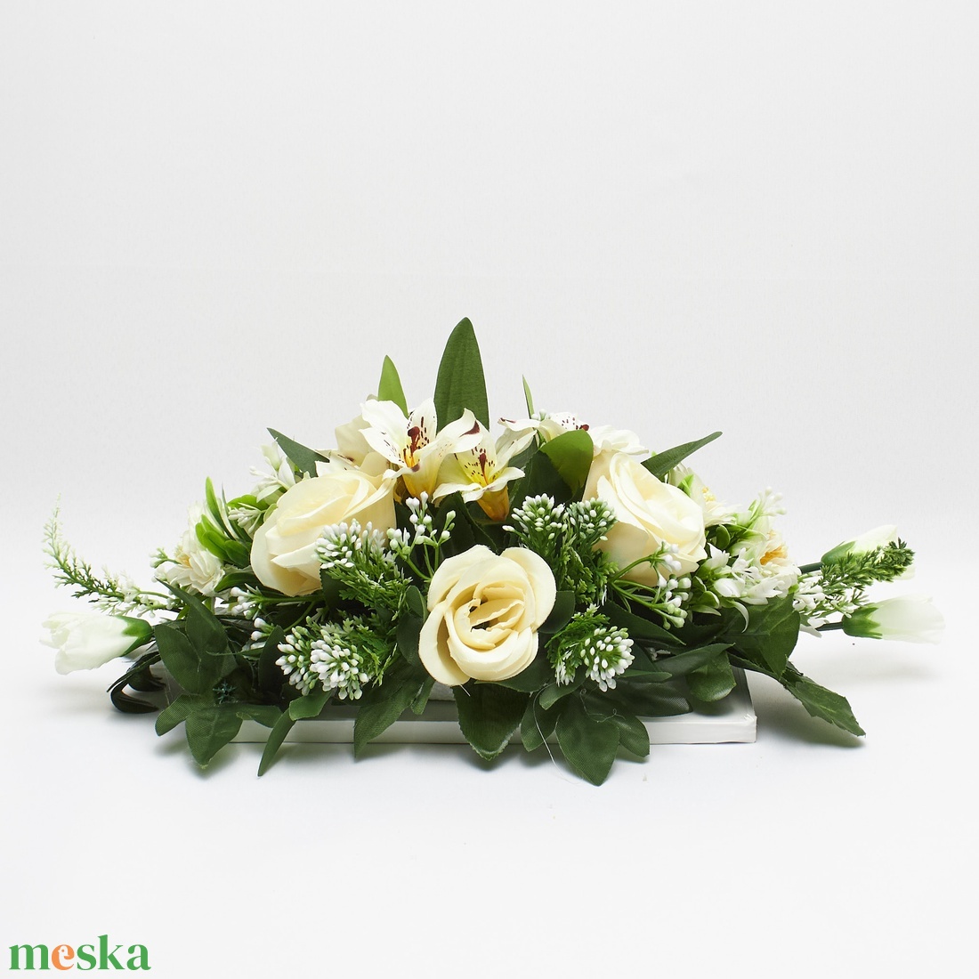 Elegáns krém rózsás asztaldísz - otthon & életmód - dekoráció - asztal és polc dekoráció - asztaldísz - Meska.hu