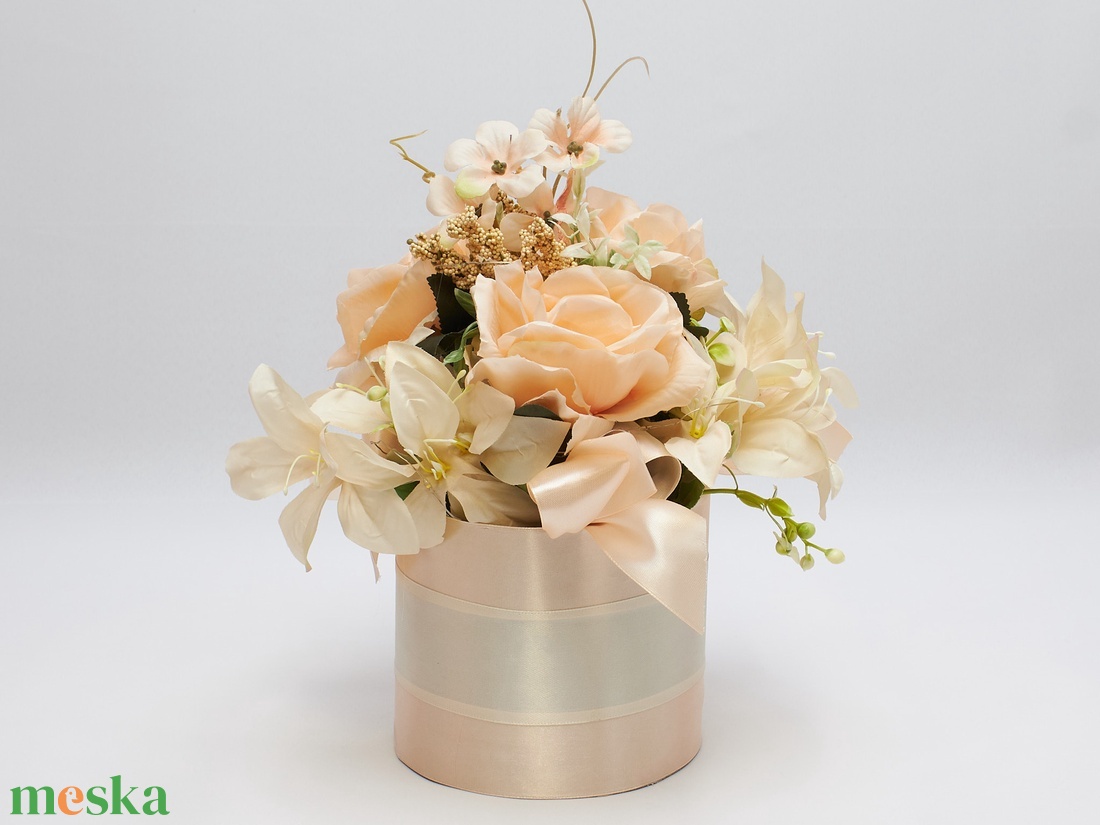 Elegáns barack rózsás virágbox krém liliomokkal � romantikus virágdoboz ajándék  - esküvő - dekoráció - asztaldísz - Meska.hu