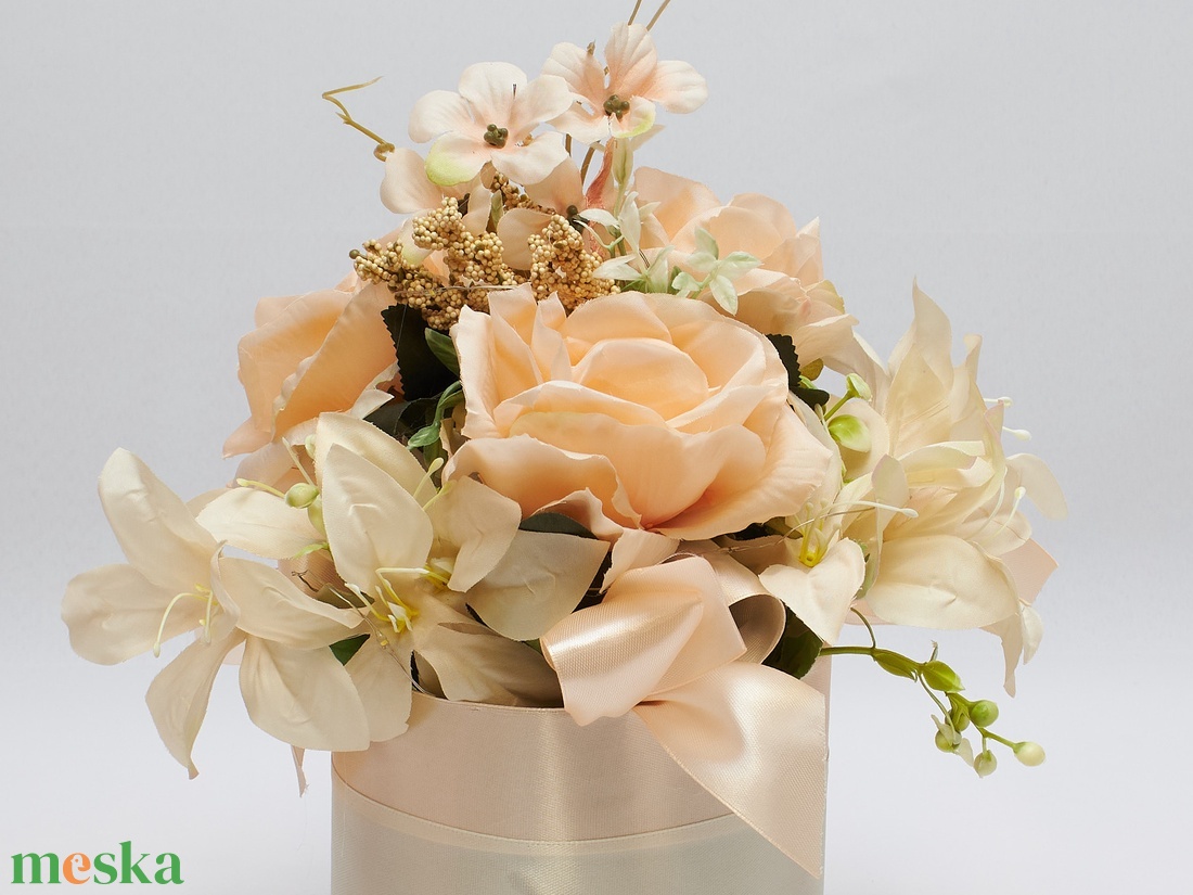 Elegáns barack rózsás virágbox krém liliomokkal � romantikus virágdoboz ajándék  - esküvő - dekoráció - asztaldísz - Meska.hu