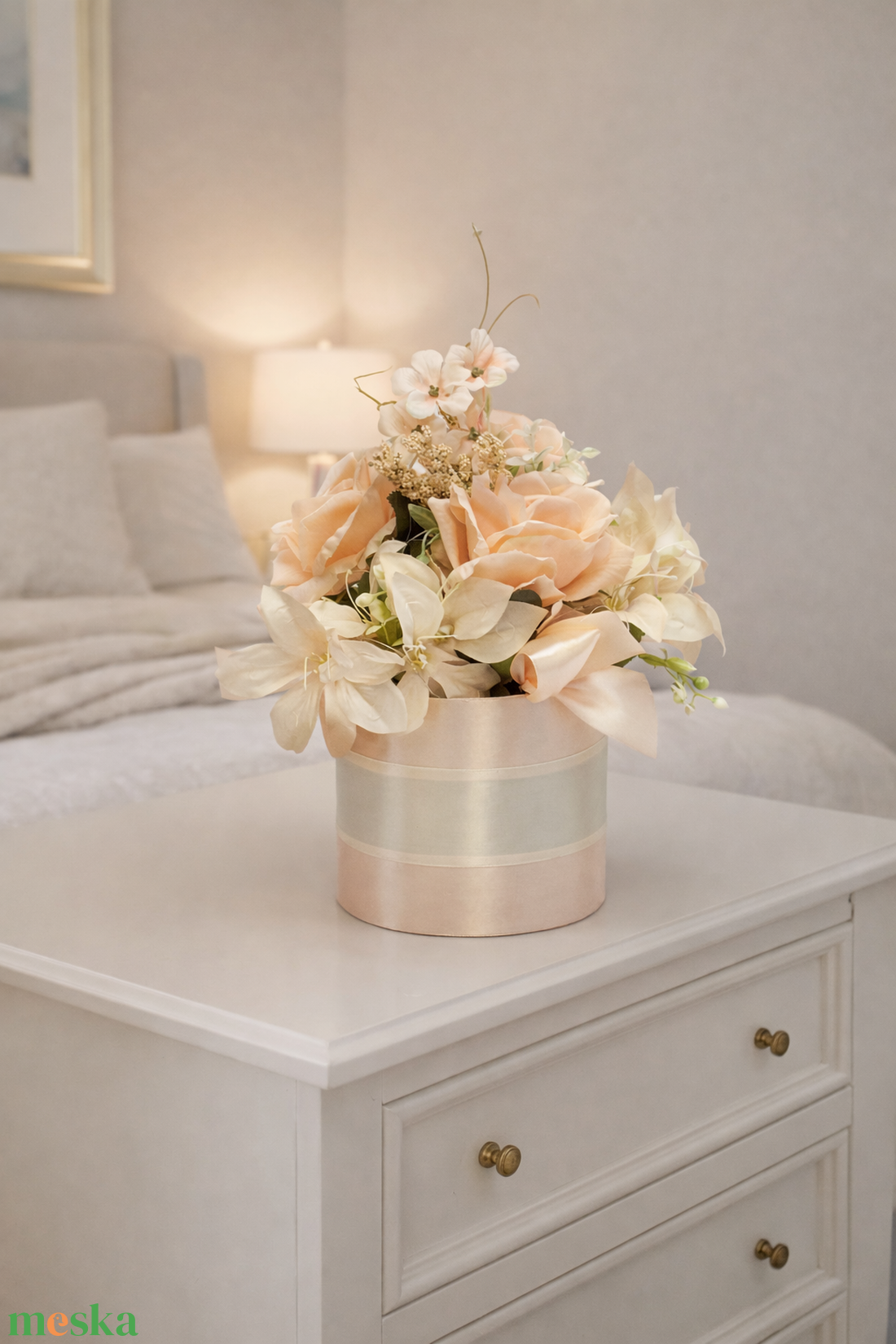 Elegáns barack rózsás virágbox krém liliomokkal � romantikus virágdoboz ajándék  - esküvő - dekoráció - asztaldísz - Meska.hu