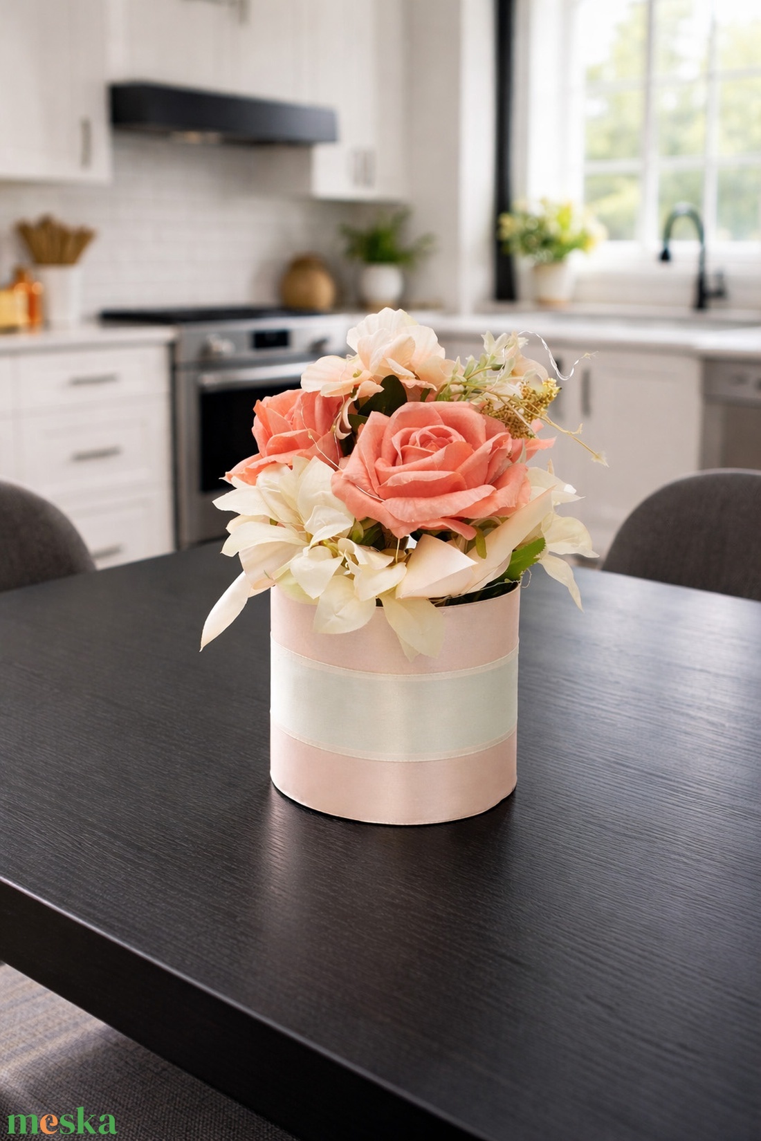 Barack színű rózsás virágbox krém liliommal � elegáns dekoráció / ajándék - otthon & életmód - dekoráció - asztal és polc dekoráció - asztaldísz - Meska.hu