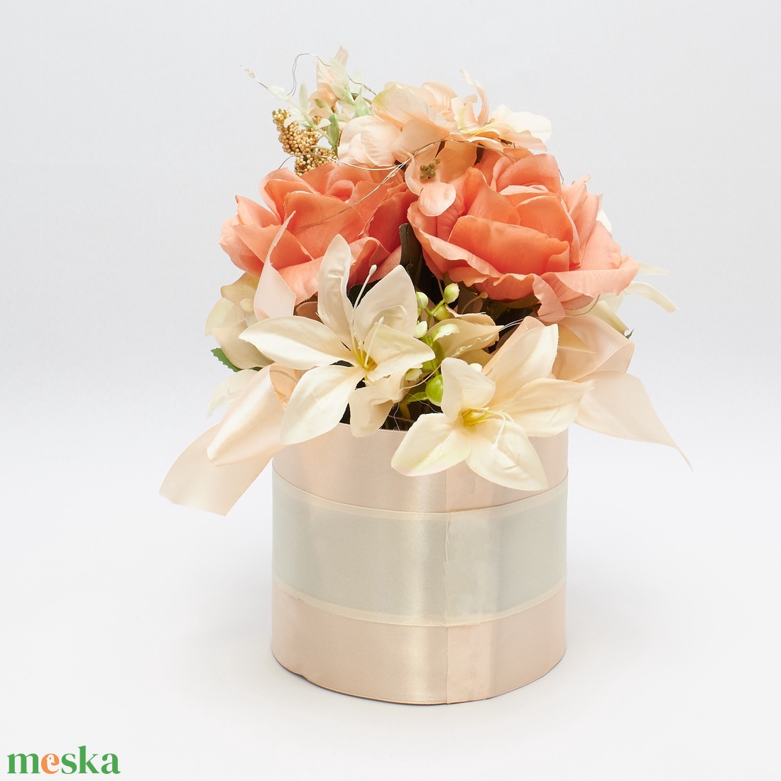 Barack színű rózsás virágbox krém liliommal � elegáns dekoráció / ajándék - otthon & életmód - dekoráció - asztal és polc dekoráció - asztaldísz - Meska.hu