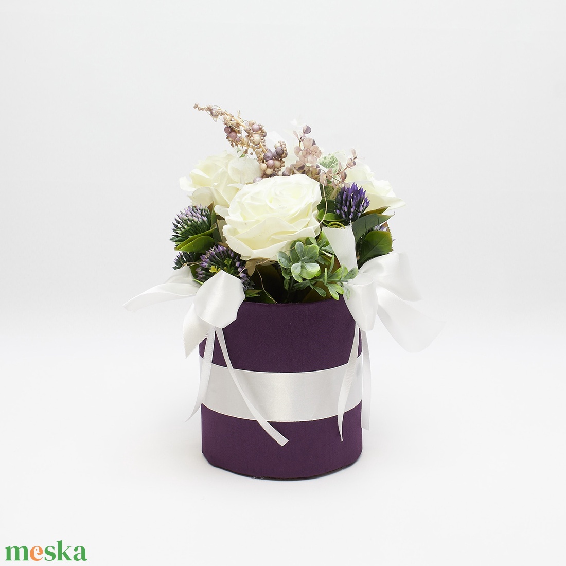 Lila virágbox fehér rózsával � elegáns virágdoboz ajándék és lakásdekor - otthon & életmód - dekoráció - asztal és polc dekoráció - asztaldísz - Meska.hu