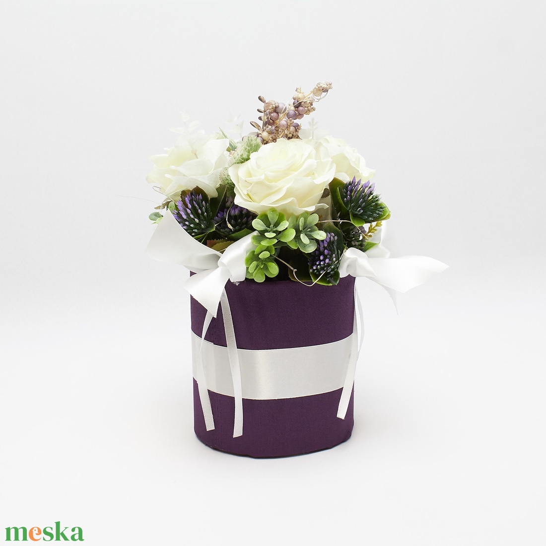 Lila virágbox fehér rózsával � elegáns virágdoboz ajándék és lakásdekor - otthon & életmód - dekoráció - asztal és polc dekoráció - asztaldísz - Meska.hu