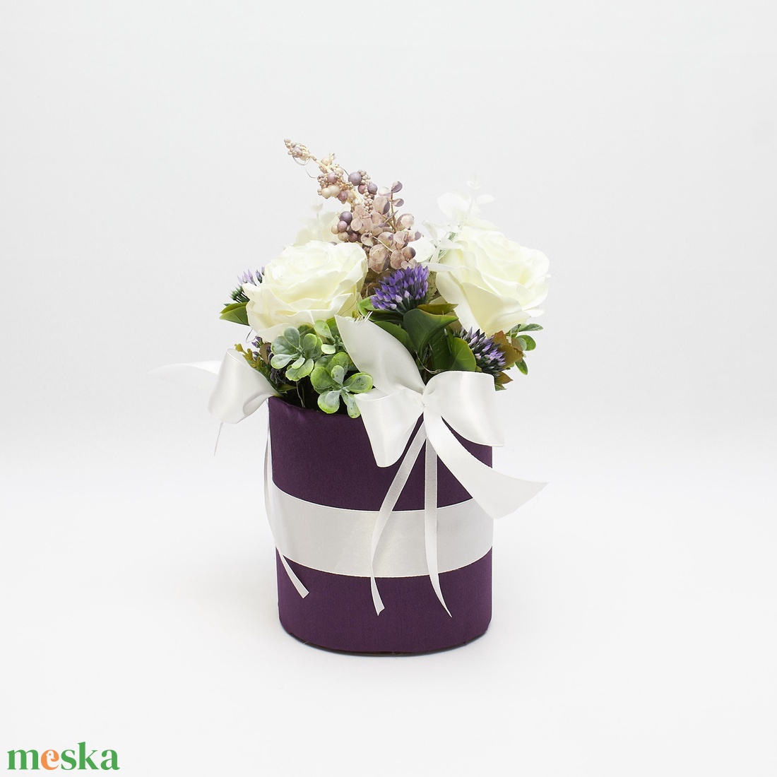 Lila virágbox fehér rózsával � elegáns virágdoboz ajándék és lakásdekor - otthon & életmód - dekoráció - asztal és polc dekoráció - asztaldísz - Meska.hu