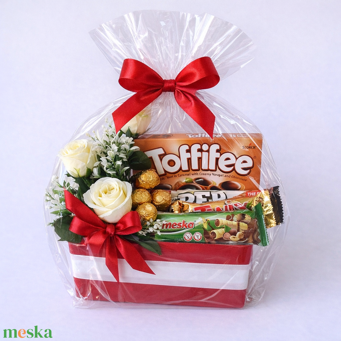 Elegáns csokis ajándékdoboz krém rózsákkal � celofánba csomagolt meglepetés - élelmiszer - édesség - kézműves csokoládé - Meska.hu