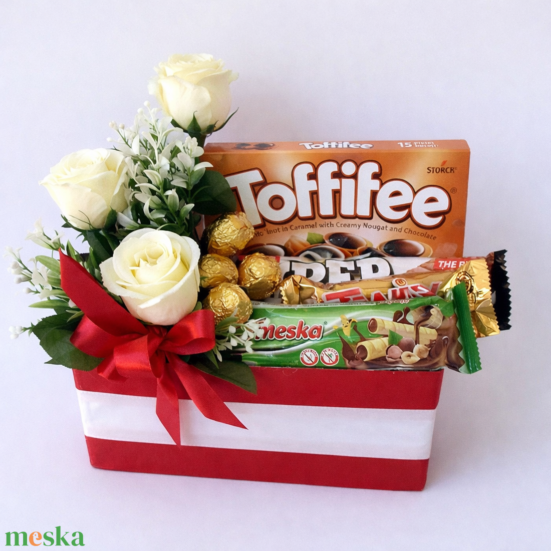 Elegáns csokis ajándékdoboz krém rózsákkal � celofánba csomagolt meglepetés - élelmiszer - édesség - kézműves csokoládé - Meska.hu
