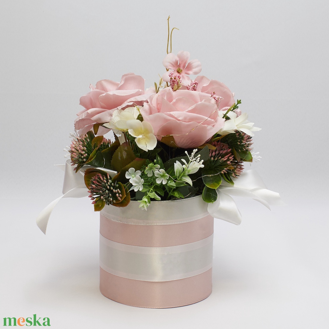 Romantikus rózsaszín virágbox � elegáns rózsás virágkompozíció ajándéknak - otthon & életmód - dekoráció - asztal és polc dekoráció - asztaldísz - Meska.hu