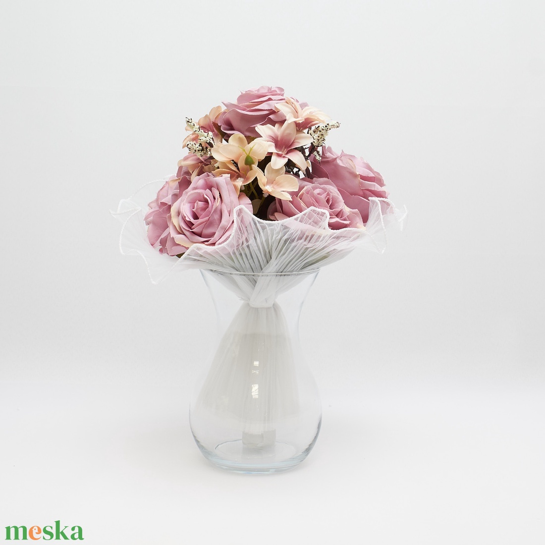 Romantikus, púder rózsaszín virágkompozíció elegáns üveg vázában. - otthon & életmód - dekoráció - asztal és polc dekoráció - asztaldísz - Meska.hu