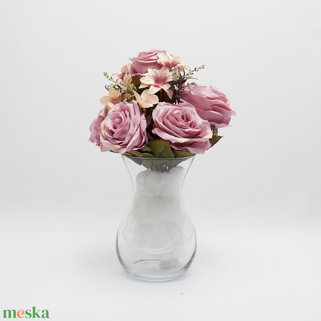 Romantikus, púder rózsaszín virágkompozíció elegáns üveg vázában. - otthon & életmód - dekoráció - asztal és polc dekoráció - asztaldísz - Meska.hu