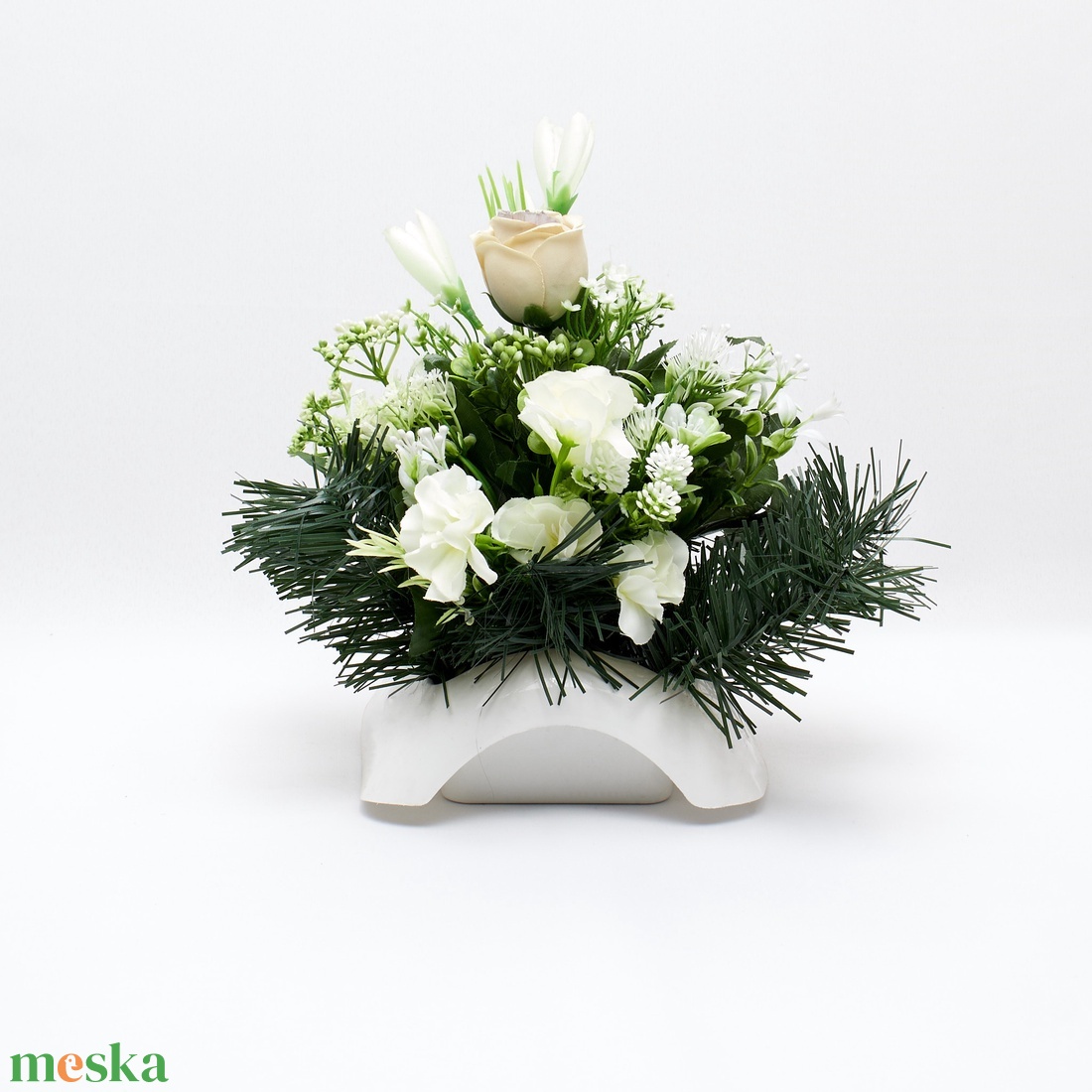 Elegáns fehér temetői dísz rózsával és örökzölddel - otthon & életmód - vallás - temetkezési tárgy - sírdísz, kegyeleti dísz - Meska.hu