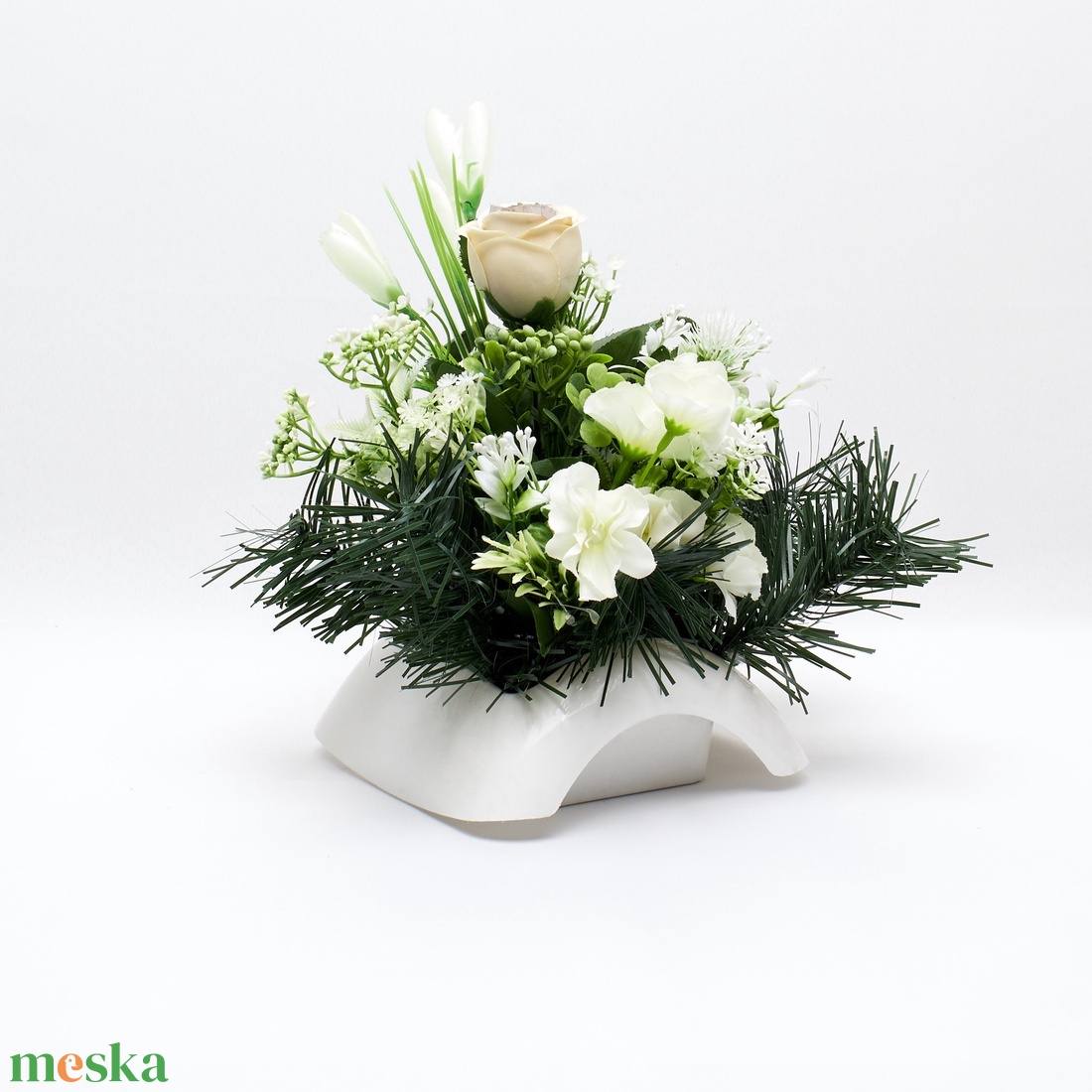 Elegáns fehér temetői dísz rózsával és örökzölddel - otthon & életmód - vallás - temetkezési tárgy - sírdísz, kegyeleti dísz - Meska.hu