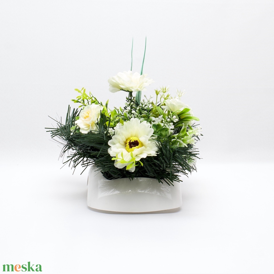 Elegáns fehér temetői dísz örökzölddel - otthon & életmód - vallás - temetkezési tárgy - sírdísz, kegyeleti dísz - Meska.hu