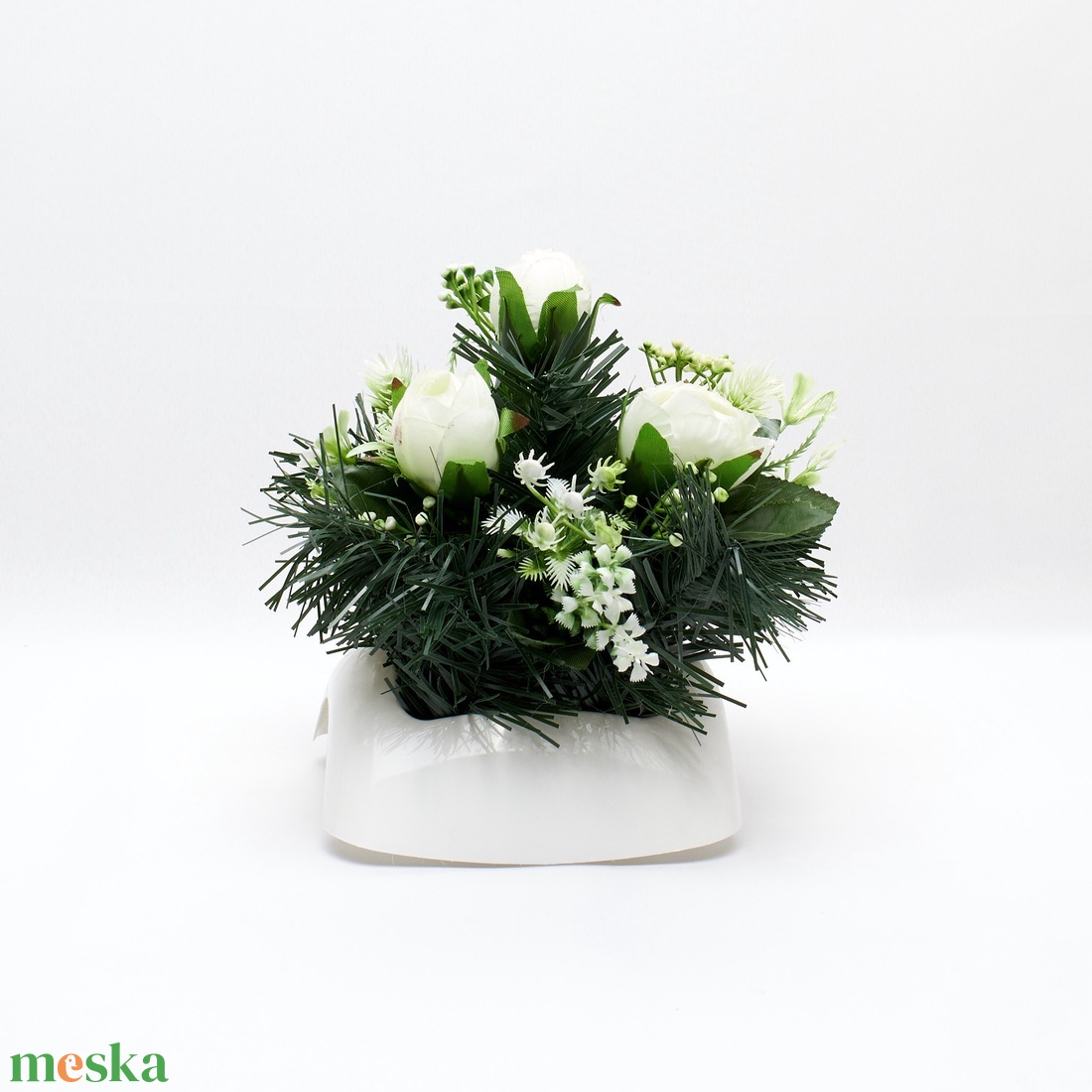 Fehér rózsás temetői dísz örökzöld alapon - otthon & életmód - vallás - temetkezési tárgy - sírdísz, kegyeleti dísz - Meska.hu