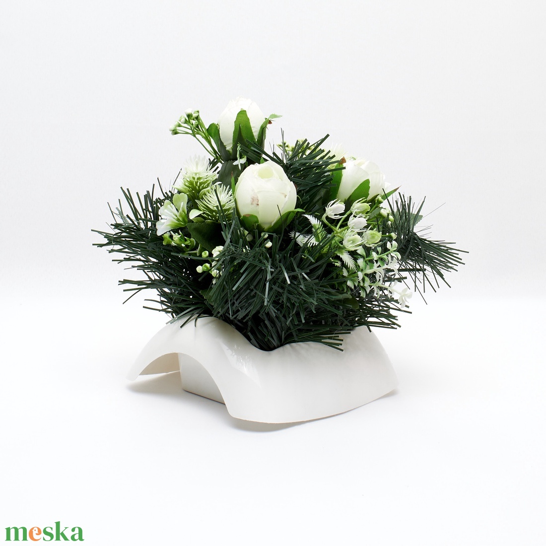 Fehér rózsás temetői dísz örökzöld alapon - otthon & életmód - vallás - temetkezési tárgy - sírdísz, kegyeleti dísz - Meska.hu