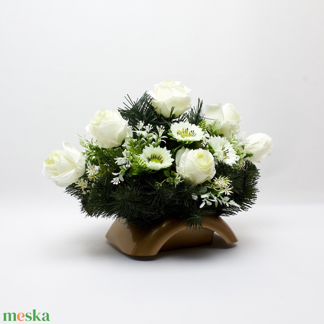 Fehér, letisztult sírdísz művirágokkal - otthon & életmód - vallás - temetkezési tárgy - sírdísz, kegyeleti dísz - Meska.hu