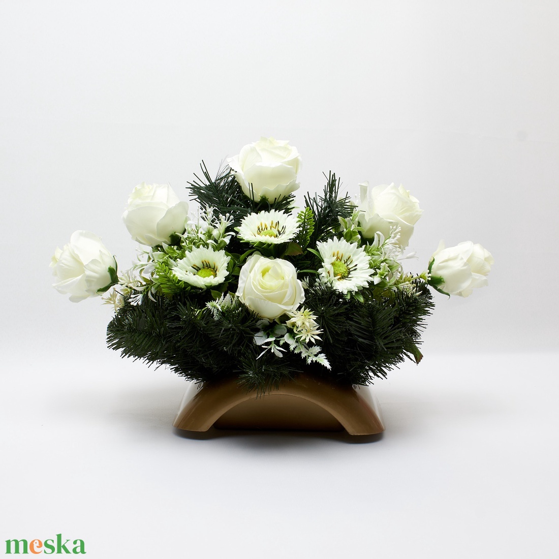 Fehér, letisztult sírdísz művirágokkal - otthon & életmód - vallás - temetkezési tárgy - sírdísz, kegyeleti dísz - Meska.hu