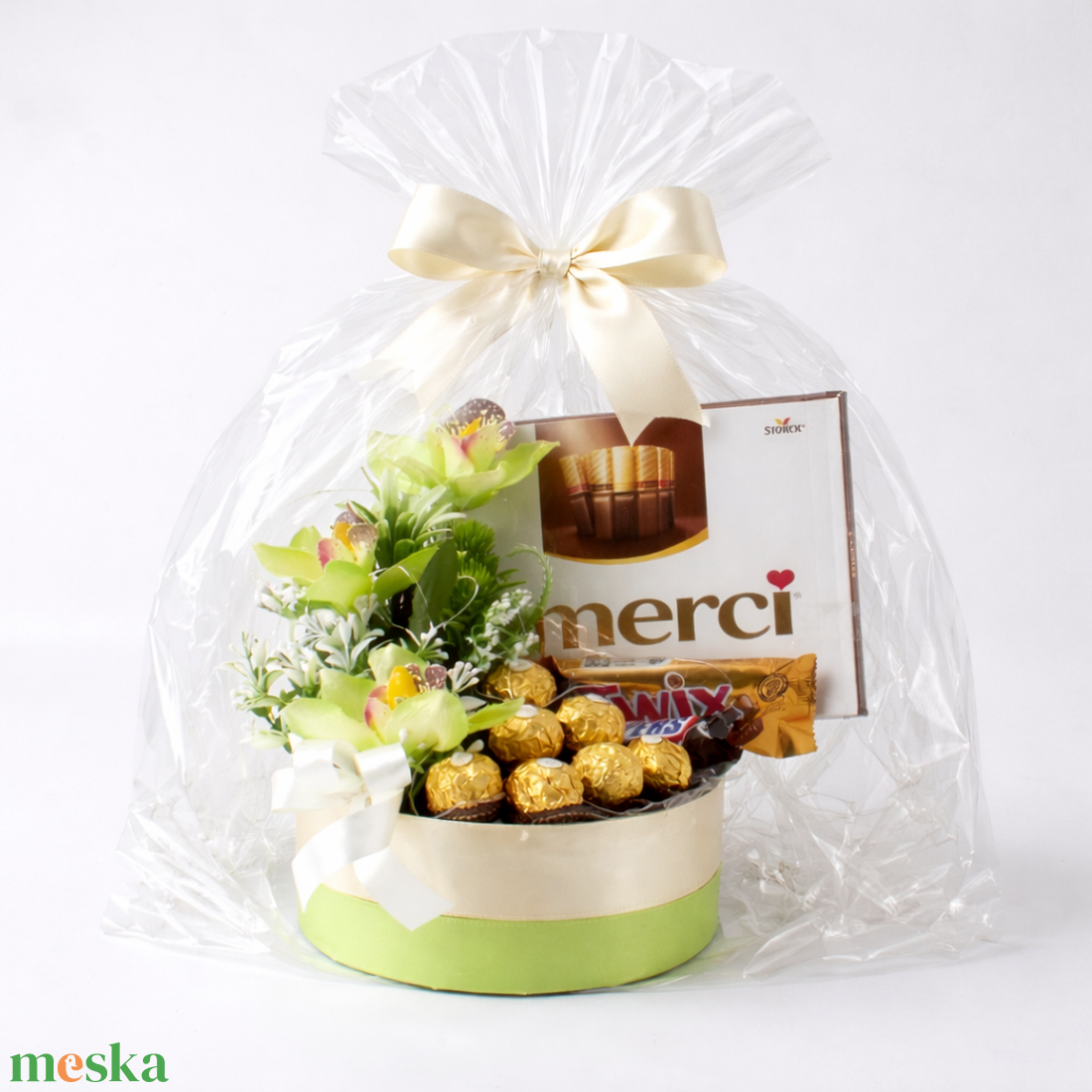 Elegáns zöld ajándékbox csokoládékkal és virágokkal � celofános díszcsomag - élelmiszer - édesség - kézműves csokoládé - Meska.hu