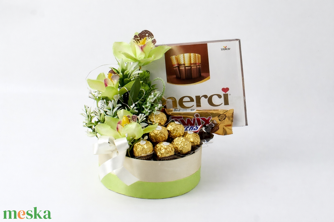 Elegáns zöld ajándékbox csokoládékkal és virágokkal � celofános díszcsomag - élelmiszer - édesség - kézműves csokoládé - Meska.hu