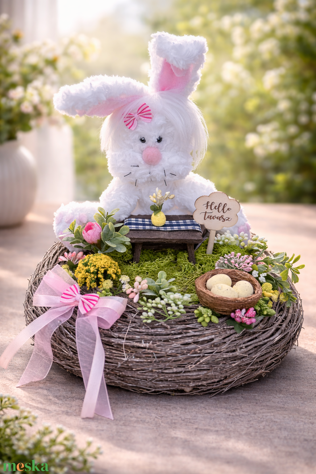 Nyuszis húsvéti asztaldísz gallykoszorúban :: kézzel készült tavaszi dekoráció - ünnepi díszek, dekorációk - húsvéti díszek és dekorációk - húsvéti asztaldíszek - Meska.hu