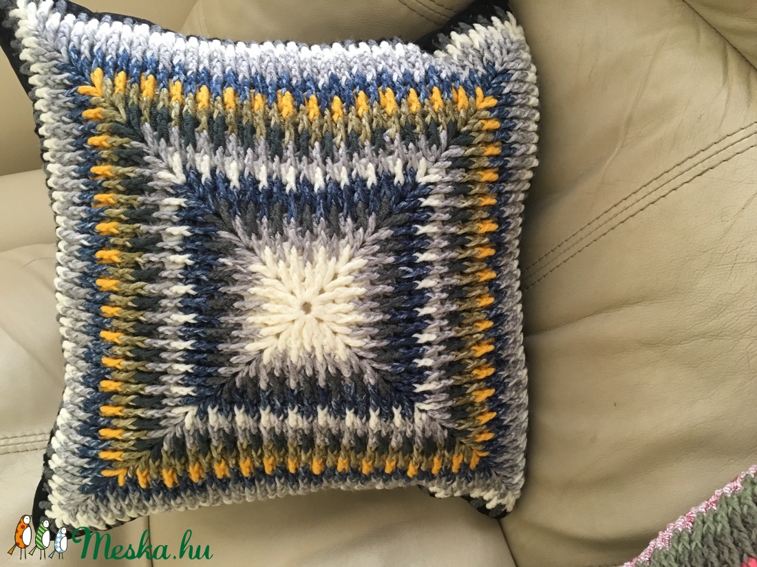 Horgolt díszpárna - otthon & életmód - lakástextil - párna & párnahuzat - díszpárna (belsővel együtt) - Meska.hu
