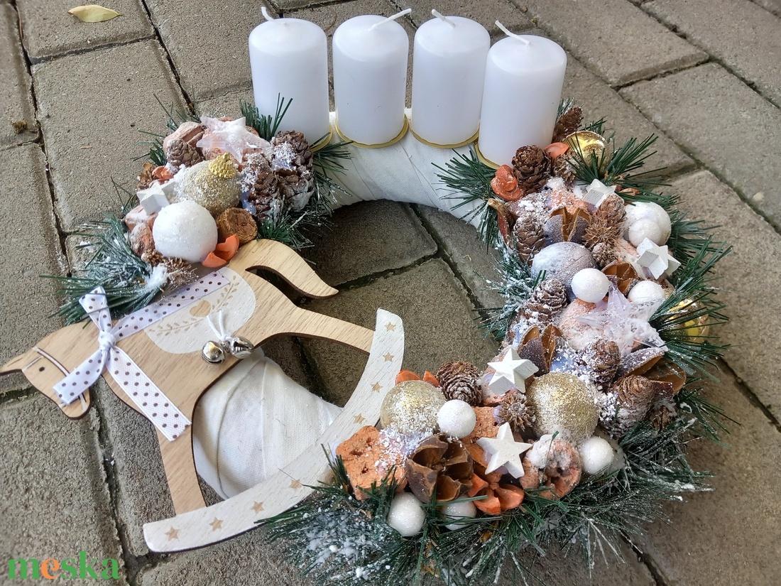 BÉKEBELI ADVENT hintalovas adventi koszorú, adventi ajtódsz, kopogtató ünnepi dekoráció, karácsonyi dísz - karácsony - adventi díszek - adventi koszorú - Meska.hu BÉKEBELI ADVENT hintalovas adventi koszorú, adventi ajtódsz, kopogtató ünnepi dekoráció, karácsonyi dísz - karácsony - adventi díszek - adventi koszorú - Meska.hu