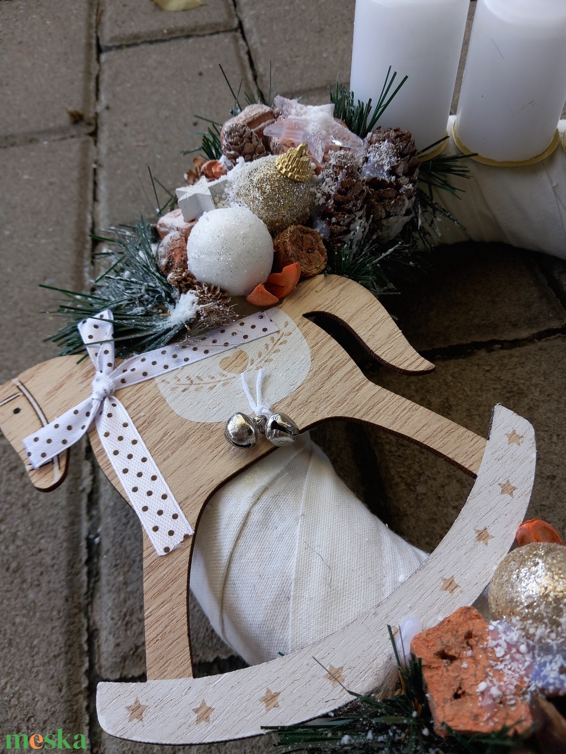 BÉKEBELI ADVENT hintalovas adventi koszorú, adventi ajtódsz, kopogtató ünnepi dekoráció, karácsonyi dísz - karácsony - adventi díszek - adventi koszorú - Meska.hu BÉKEBELI ADVENT hintalovas adventi koszorú, adventi ajtódsz, kopogtató ünnepi dekoráció, karácsonyi dísz - karácsony - adventi díszek - adventi koszorú - Meska.hu
