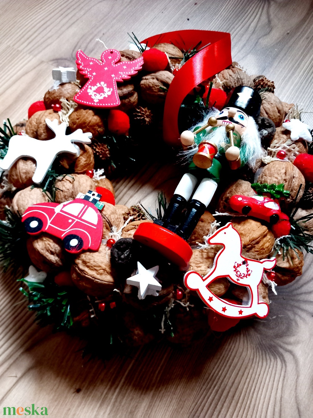 DIÓTÖRŐ ÉS EGÉRKIRÁLY piros-barna-termés  karácsonyi kopogtató,karácsonyi koszorú, ajtódísz, dekoráció KÉSZTERMÉK - karácsony - karácsonyi lakásdekoráció - karácsonyi ajtódíszek - Meska.hu