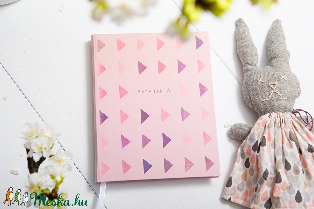 Babanapló, bébinapló, emlékkönyv, kemény fedeles könyv, rózsaszín, lila kisbabáknak, kislányoknak háromszög mintával -  - Meska.hu