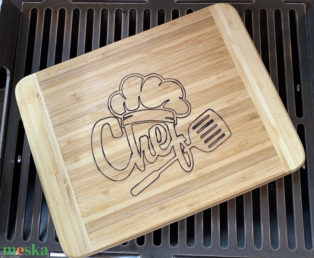 Egyedi gravírozott bambusz vágódeszka fakanállal - otthon & életmód - konyhafelszerelés, tálalás - sütés, főzés - vágódeszka - Meska.hu