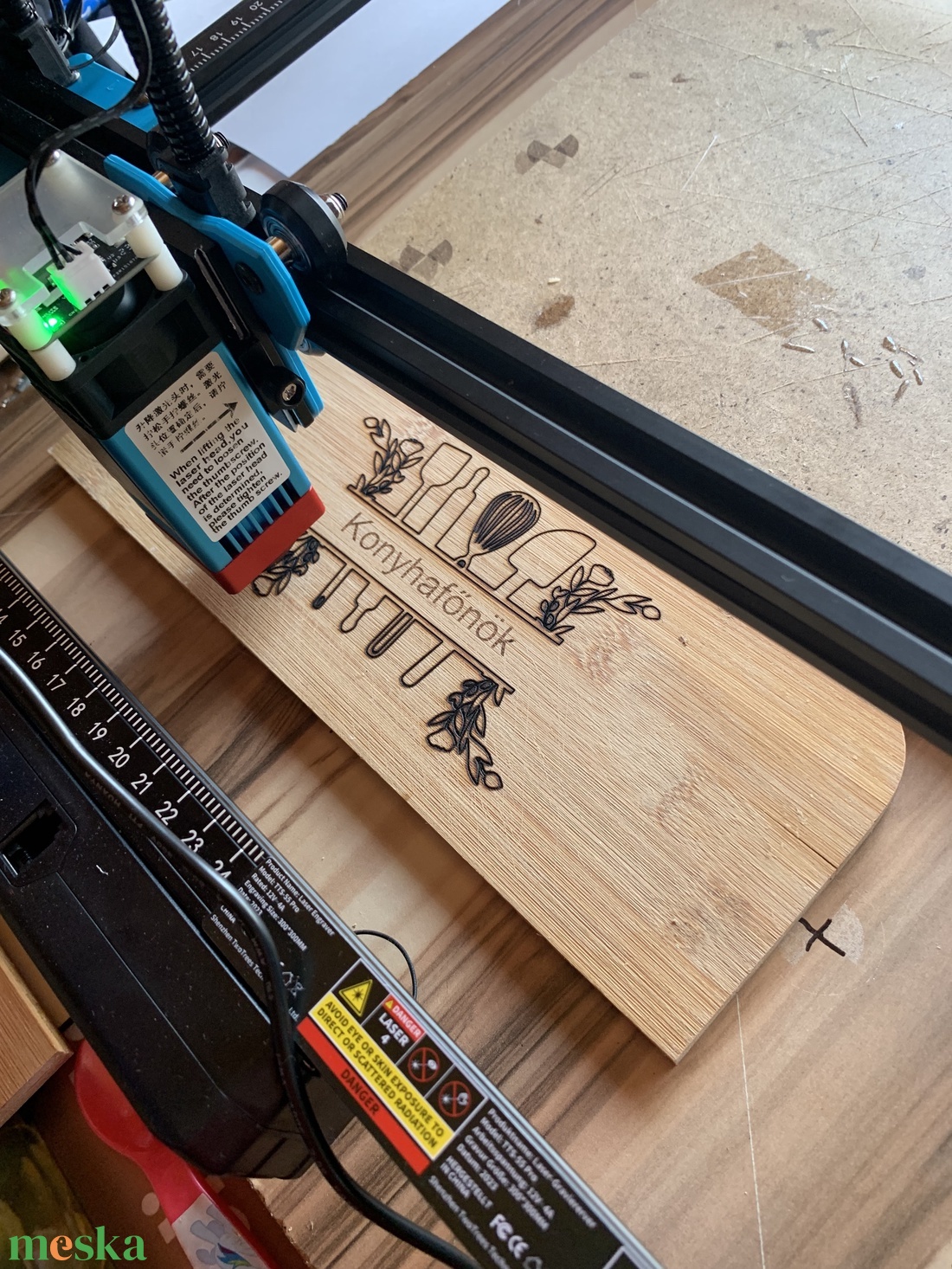 Egyedi gravírozott bambusz vágódeszka fakanállal - otthon & életmód - konyhafelszerelés, tálalás - sütés, főzés - vágódeszka - Meska.hu