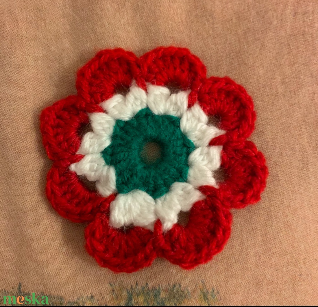 Horgolt kokárda - ékszer - kitűző és bross - kitűző - Meska.hu Horgolt kokárda - ékszer - kitűző és bross - kitűző - Meska.hu