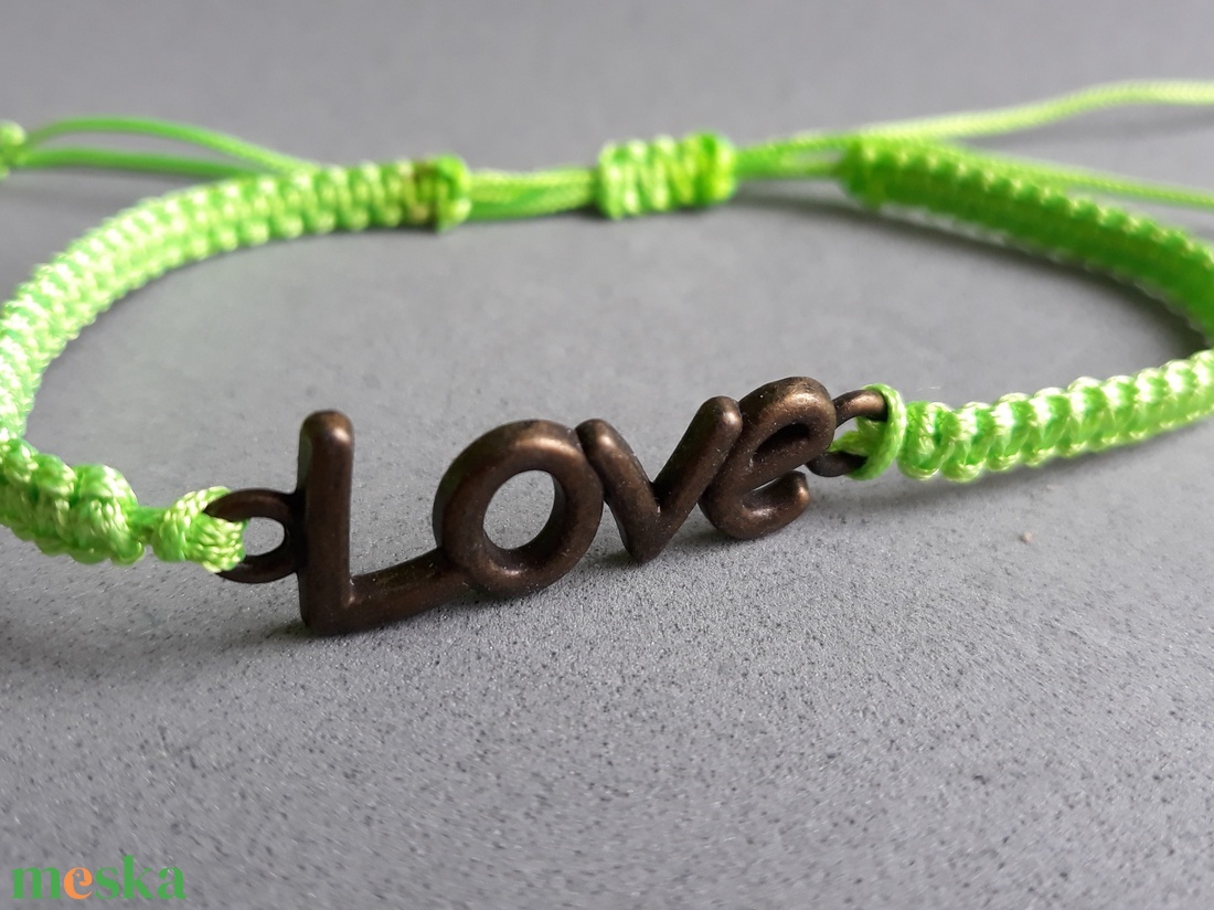 Élénk zöld makramé karkötő Love felirattal - ékszer - karkötő - karkötő medállal - Meska.hu Élénk zöld makramé karkötő Love felirattal - ékszer - karkötő - karkötő medállal - Meska.hu