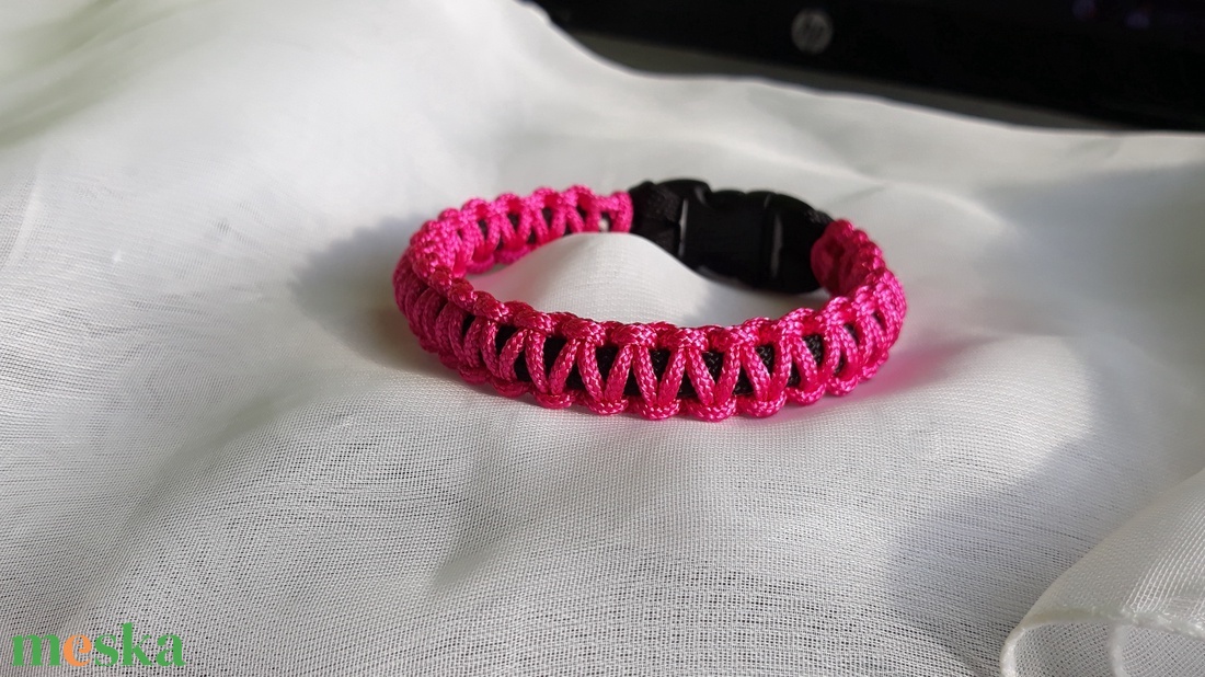 Fekete-fukszia paracord karkötő - ékszer - karkötő - fonott karkötő - Meska.hu
