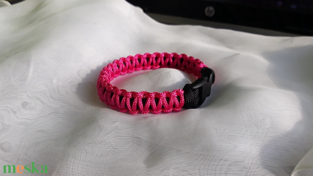 Fekete-fukszia paracord karkötő - ékszer - karkötő - fonott karkötő - Meska.hu