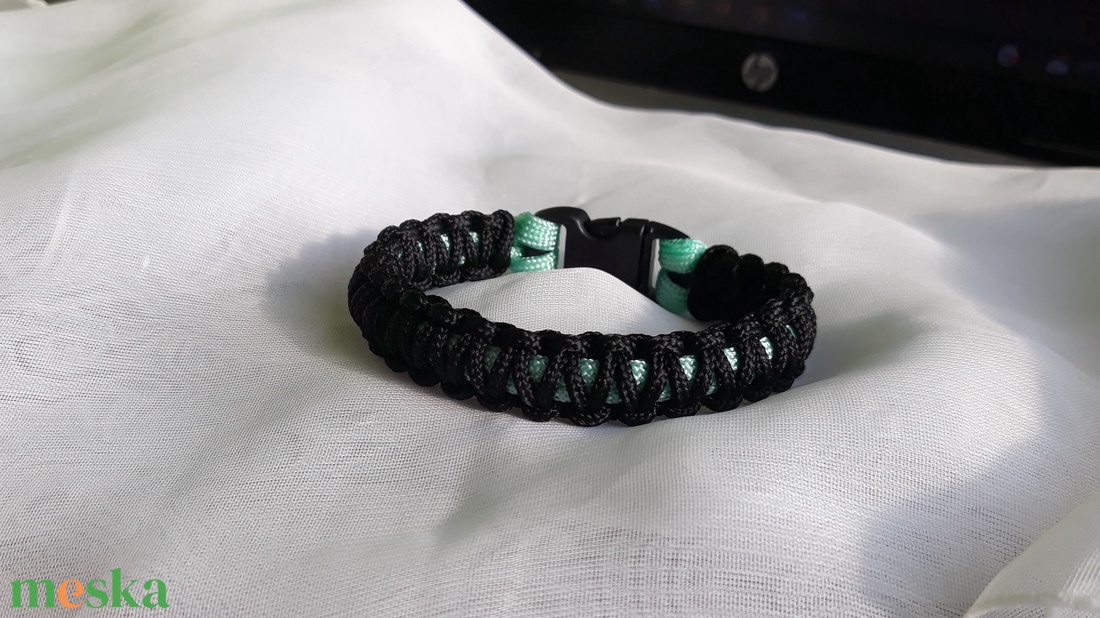 Tengerzöld-fekete paracord karkötő - ékszer - karkötő - fonott karkötő - Meska.hu Tengerzöld-fekete paracord karkötő - ékszer - karkötő - fonott karkötő - Meska.hu