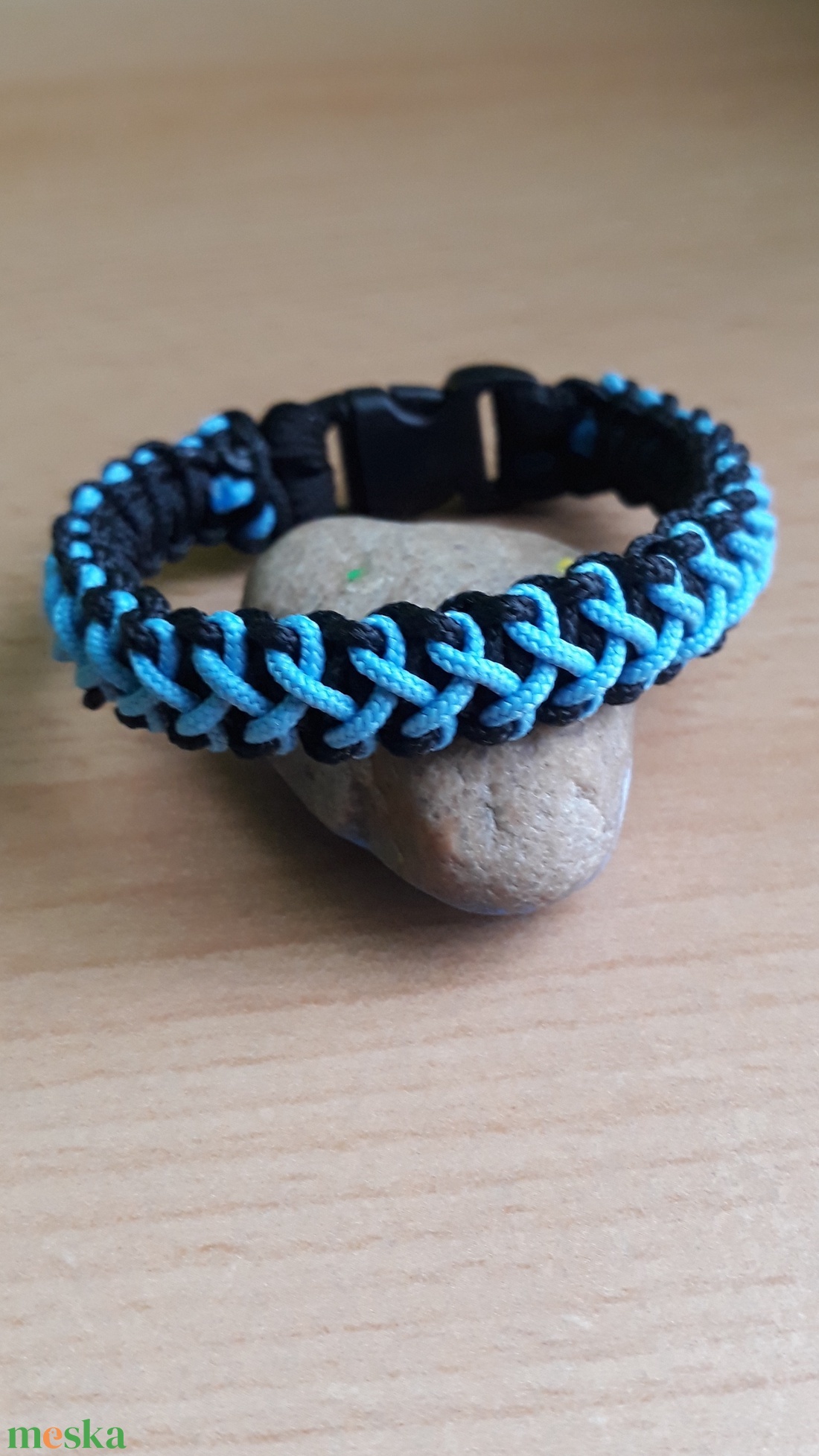 Fekete-világoskék mintás paracord karkötő - ékszer - karkötő - fonott karkötő - Meska.hu Fekete-világoskék mintás paracord karkötő - ékszer - karkötő - fonott karkötő - Meska.hu