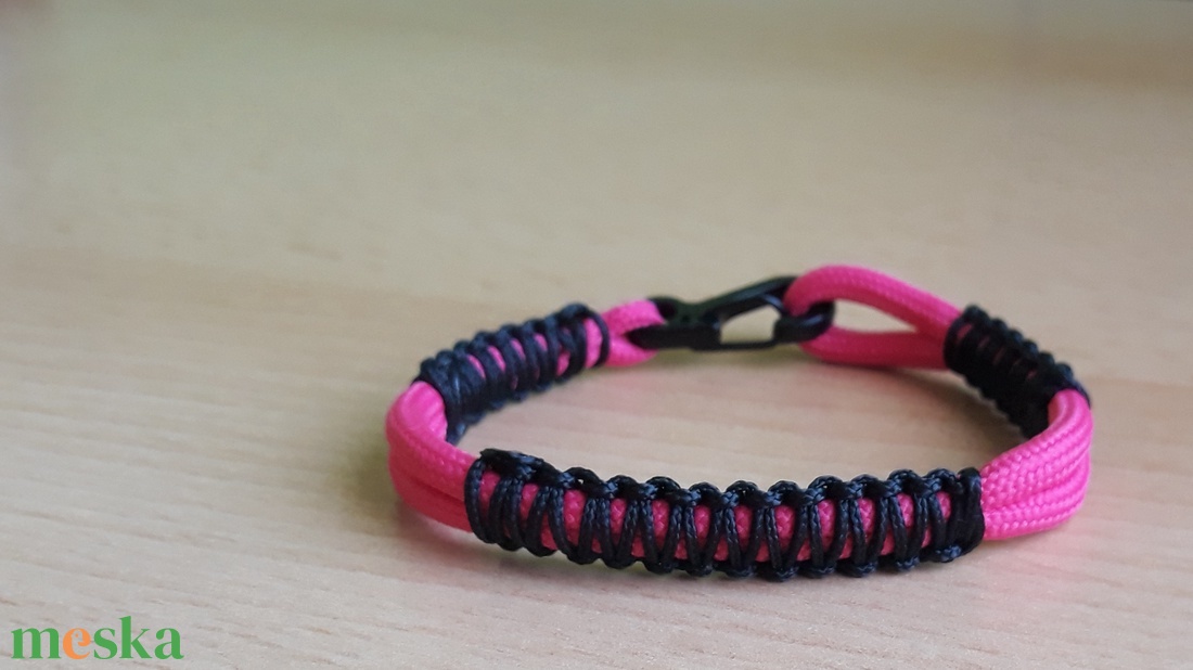 Fekete-élénk rózsaszín vékony paracord karkötő - ékszer - karkötő - fonott karkötő - Meska.hu Fekete-élénk rózsaszín vékony paracord karkötő - ékszer - karkötő - fonott karkötő - Meska.hu