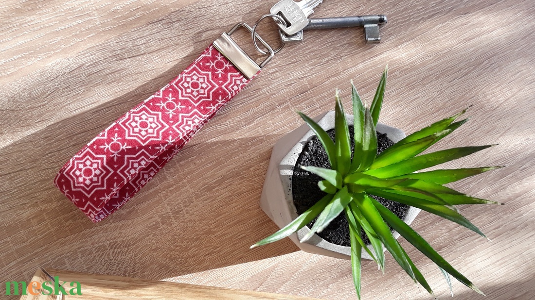 Absztrakt mintás, csuklóra is húzható textil kulcstartó kulcskarikával - táska & tok - kulcstartó & táskadísz - kulcstartó - Meska.hu Absztrakt mintás, csuklóra is húzható textil kulcstartó kulcskarikával - táska & tok - kulcstartó & táskadísz - kulcstartó - Meska.hu