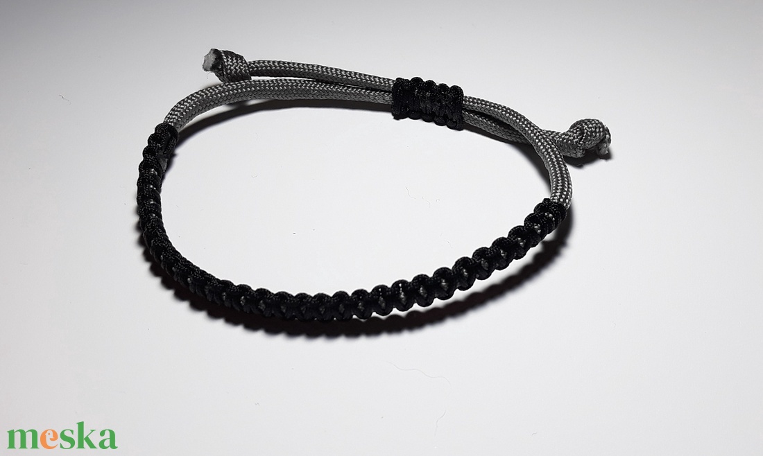 Szürke-fekete paracord karkötő - ékszer - karkötő - fonott karkötő - Meska.hu Szürke-fekete paracord karkötő - ékszer - karkötő - fonott karkötő - Meska.hu
